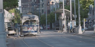 有轨电车穿过旧金山