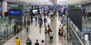 在中国香港，人们聚集在机场出发区的时间流逝