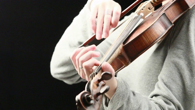 小提琴手在演奏-她的手的特写