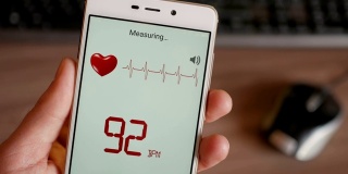 智能手机上的健康监测应用用智能手机上的健康应用程序监测心跳。