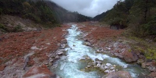 无人机拍摄的小溪流穿过红石国家公园，靠近四川磨溪镇
