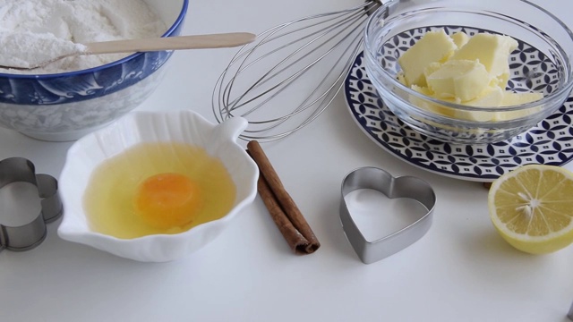 妇女用米粉制作健康饼干。自制，假日烘焙主题，个人观点