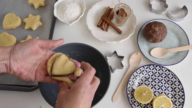 妇女用米粉制作健康饼干。自制，假日烘焙主题，个人观点