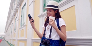 穿着休闲服装的女人，穿着白衬衫的女人，用手机应用程序搜索市中心附近的咖啡馆，