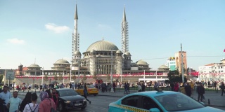 塔克西姆广场和塔克西姆清真寺附近的街道上挤满了行人