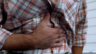 成年男性有消化不良问题，碰胃，腹胀视频素材模板下载