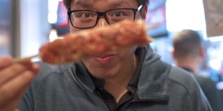 SLO MO Man在东京街头小吃市场吃烤蟹条，日本
