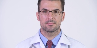年轻英俊的西班牙裔医生戴着眼镜