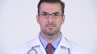 年轻英俊的西班牙裔医生戴着眼镜视频素材模板下载
