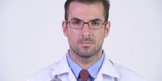 年轻英俊的西班牙裔医生戴着眼镜