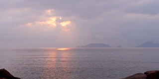 以中国浙江普陀山罗家岛为背景的海上日出镜头，4k视频。