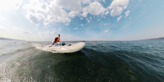 一个男人驾着充气船在湖水中航行