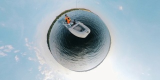 一个男人驾驶橡皮艇的360度翻转全景图