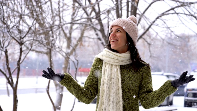 一个女人在雪地上对着相机说话