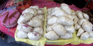 传统的乌克兰菜。节日桌上的饺子