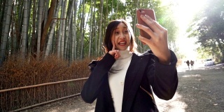 在日本的秋季假期里，年轻的亚洲Youtuber用相机对着自己拍视频