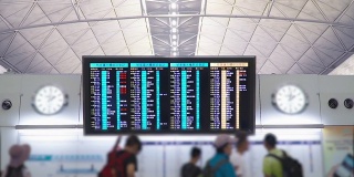 航班信息板国际机场的人们正在检查他们的航班。