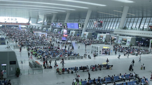 头顶广角镜头拍摄的是中国一个现代化火车站的巨大出发大厅