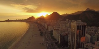 里约热内卢科帕卡巴纳海滩日落空中飞过海滩上的建筑