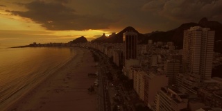 里约热内卢科帕卡巴纳海滩傍晚空中从海滩到社区