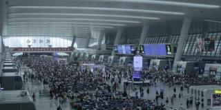 一个中国火车站未来主义的主要出发大厅里的人们
