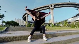 年轻的少女与滑板有乐趣在城市视频素材模板下载