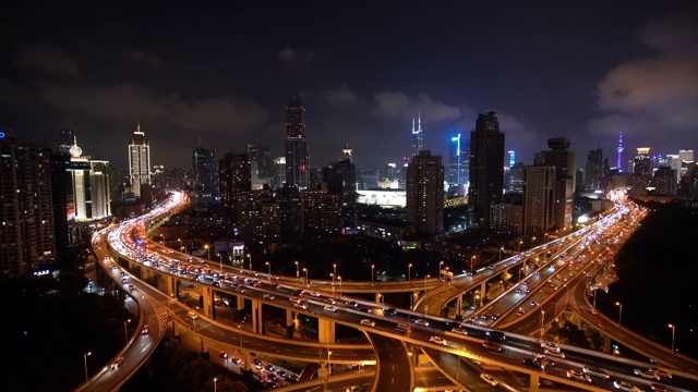 WS HA晚上拥挤的高架道路和繁忙的交通/中国上海