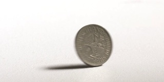 1枚德国马克硬币旋转并掉落在桌上。德国货币。