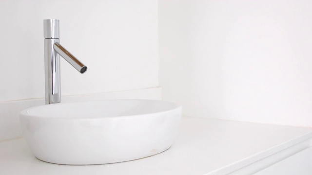 白色洗手盆和水龙头在现代公寓-家庭装饰