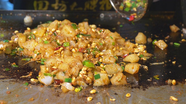 中国西安市惠民街的传统食品炒冻