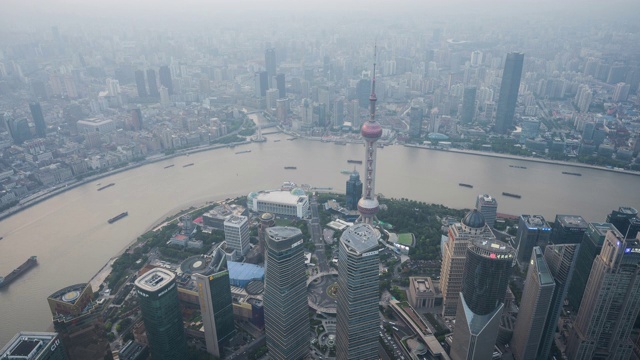 4k时间推移:空中俯瞰上海陆家嘴地区天际线和摩天大楼在黄昏，中国