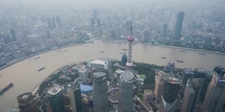 4k时间推移:空中俯瞰上海陆家嘴地区天际线和摩天大楼在黄昏，中国
