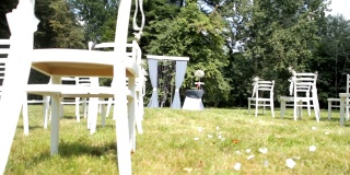 外面登记婚礼，白色漂亮的椅子