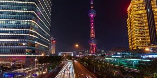 4k时间流逝:中国上海，市内交通繁忙，汽车灯光照亮了东方明珠塔。缩小照片