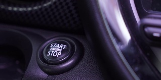 闭合的女性手指按发动机启动停止按钮上现代自动汽车