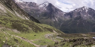 缩小TL:中国四川省四姑娘山国家公园海子谷四姑娘山地区的山脉自然景观