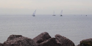 帆船海悬崖旅行景观海岸线游艇队
