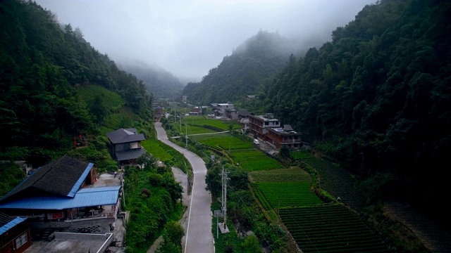 清晨鸟瞰中国湖北的山峦和村庄。