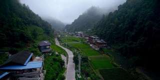 清晨鸟瞰中国湖北的山峦和村庄。