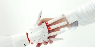白大褂的人手与白色背景下的机器人假肢手的握手