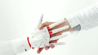 白大褂的人手与白色背景下的机器人假肢手的握手视频素材模板下载