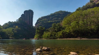 武夷山森林公园 武夷山 T/L PAN Bamboo rafts drifting down Nine Bends River, Yunv peak, Wuyi Mountain, Nanping City, Fujian Province, China视频素材模板下载