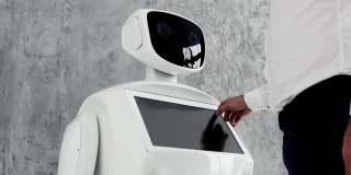 现代机器人技术。机器人看着摄像机看着人。机器人表现出情感。举起手来，跳舞或愤怒。或攻击