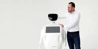 男人抚摸机器人。与机器人的友谊。现代机器人技术。一个人在和一个机器人交流