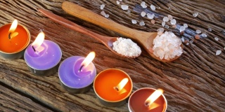 海盐和喜马拉雅。旧木桌上的盐晶体。