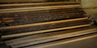 木板躺在地板上，木材或木材在锯木厂