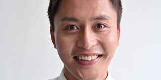 微笑的年轻中国职业男子的特写大头照