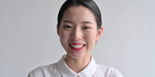 微笑的年轻中国女商人的肖像