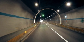 汽车在隧道行驶的观点，中国。