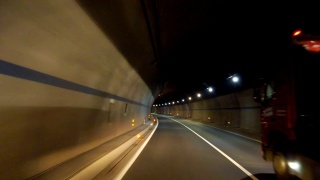 汽车在隧道行驶的观点，中国。视频素材模板下载